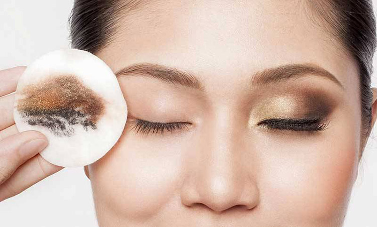 Tẩy trang nhằm loại bỏ bụi bẩn và lớp trang điểm trên da.