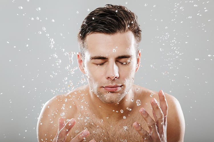 Rửa mặt sạch là bước quan trọng khi skincare