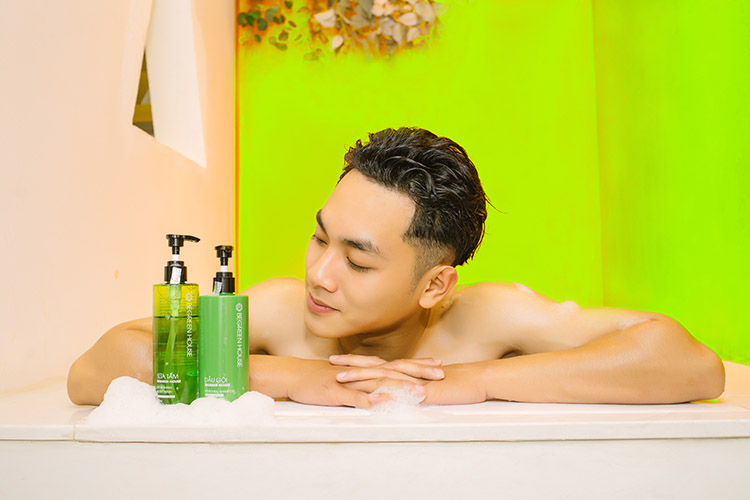 Tắm bằng sữa tắm với thành phần thiên nhiên lành tính có thể giúp giảm tình trạng mụn sưng viêm