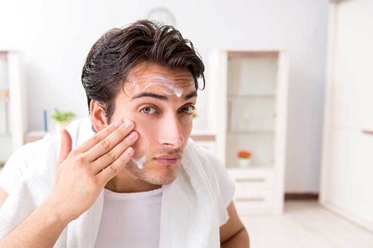 Hãy rửa mặt 2 lần mỗi sáng và tối để loại bỏ hoàn toàn bụi bẩn, bã nhờn cùng tế bào chết