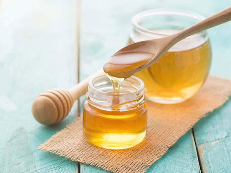 Dùng mật ong để cải thiện da mụn