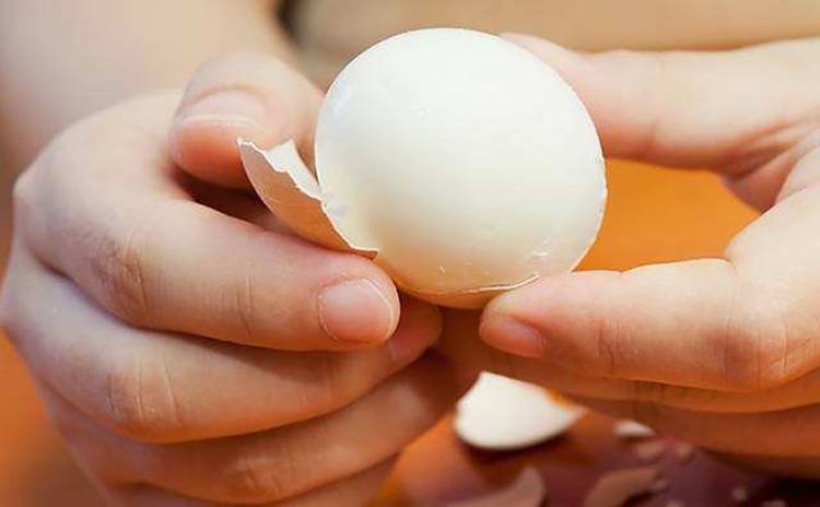 Trứng gà luộc giúp loại bỏ mụn đầu đen